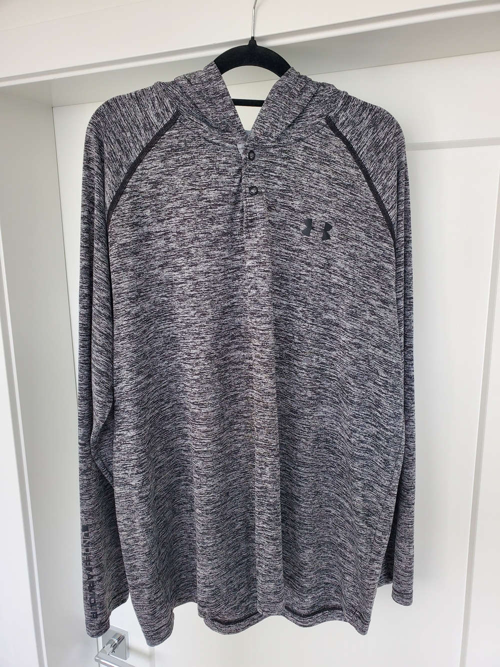 Under Armour Men’s Black & White Heathered Hooded Performance Shirt